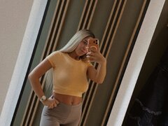 Blonda draguta si dornica de distractii