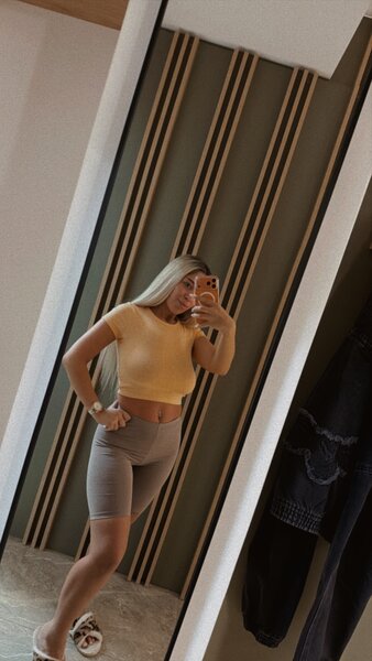 Blonda draguta si dornica de distractii,