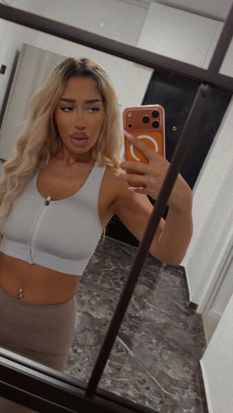 Blonda draguta si dornica de distractii,